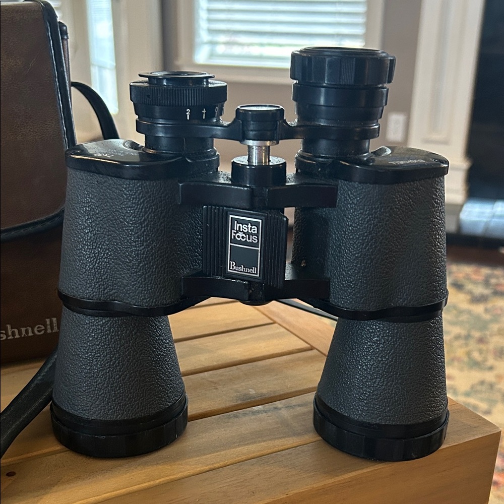 Vintage Bushnell binoculars with case. - Picture 2 of 11